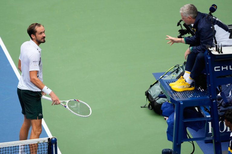 For the birds: Medvedev protests US Open umpire's call to replay a point after birds sit on the net | iNFOnews.ca