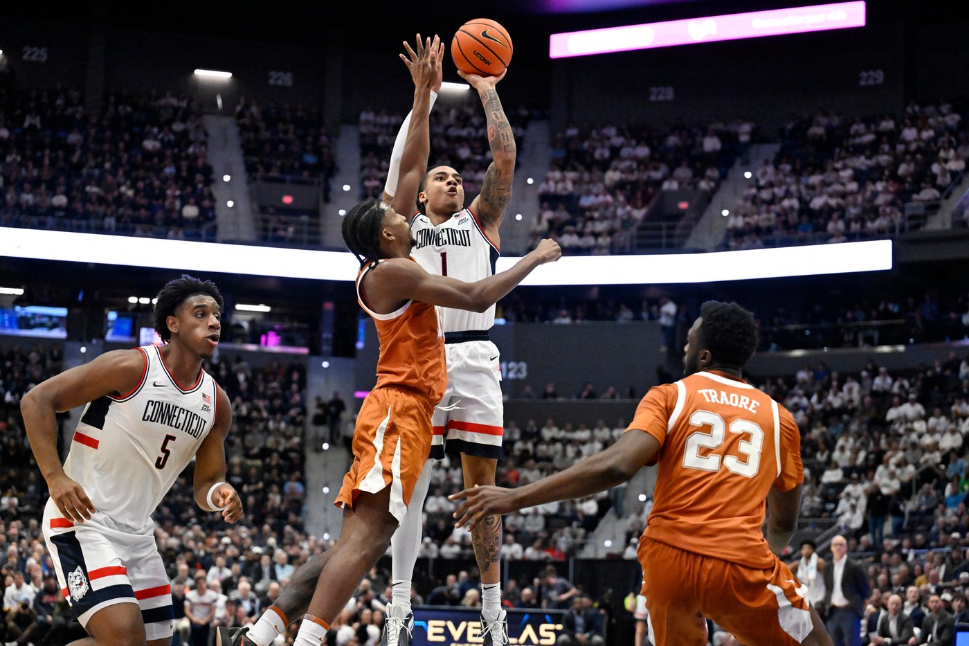 Karaban and Reed lift No. 5 UConn to 71-63 win over Texas in Huskies' final nonconference game | iNFOnews.ca