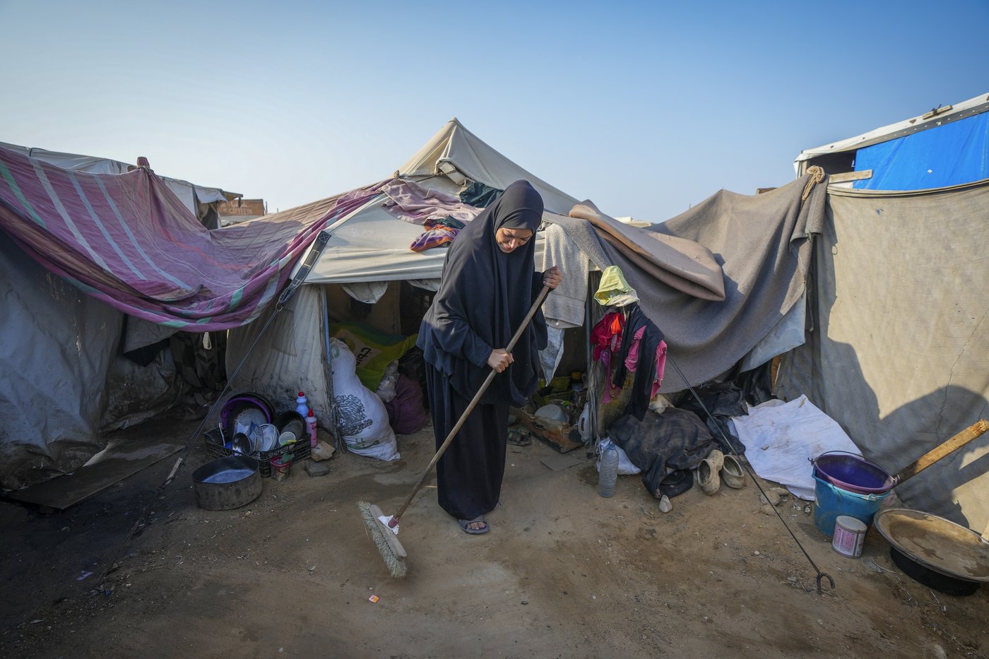In Gaza's crowded tent camps, women wrestle with a life stripped of privacy | iNFOnews.ca