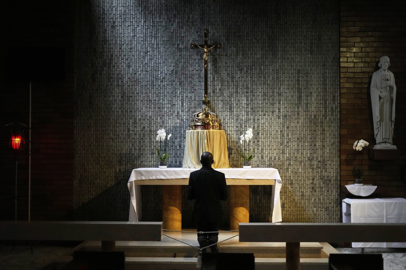 Catholic faithful pay their final respects to Pope Francis as public viewing begins | iNFOnews.ca