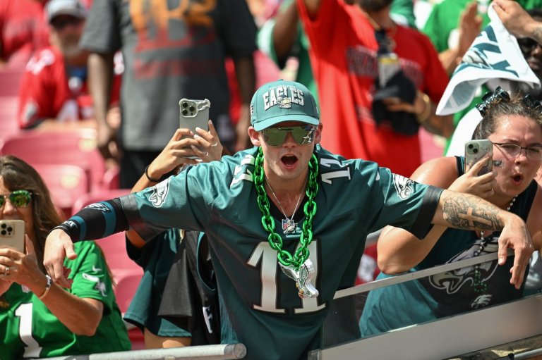 Eagles score another touchdown on special teams after a blocked punt against Bucs | iNFOnews.ca