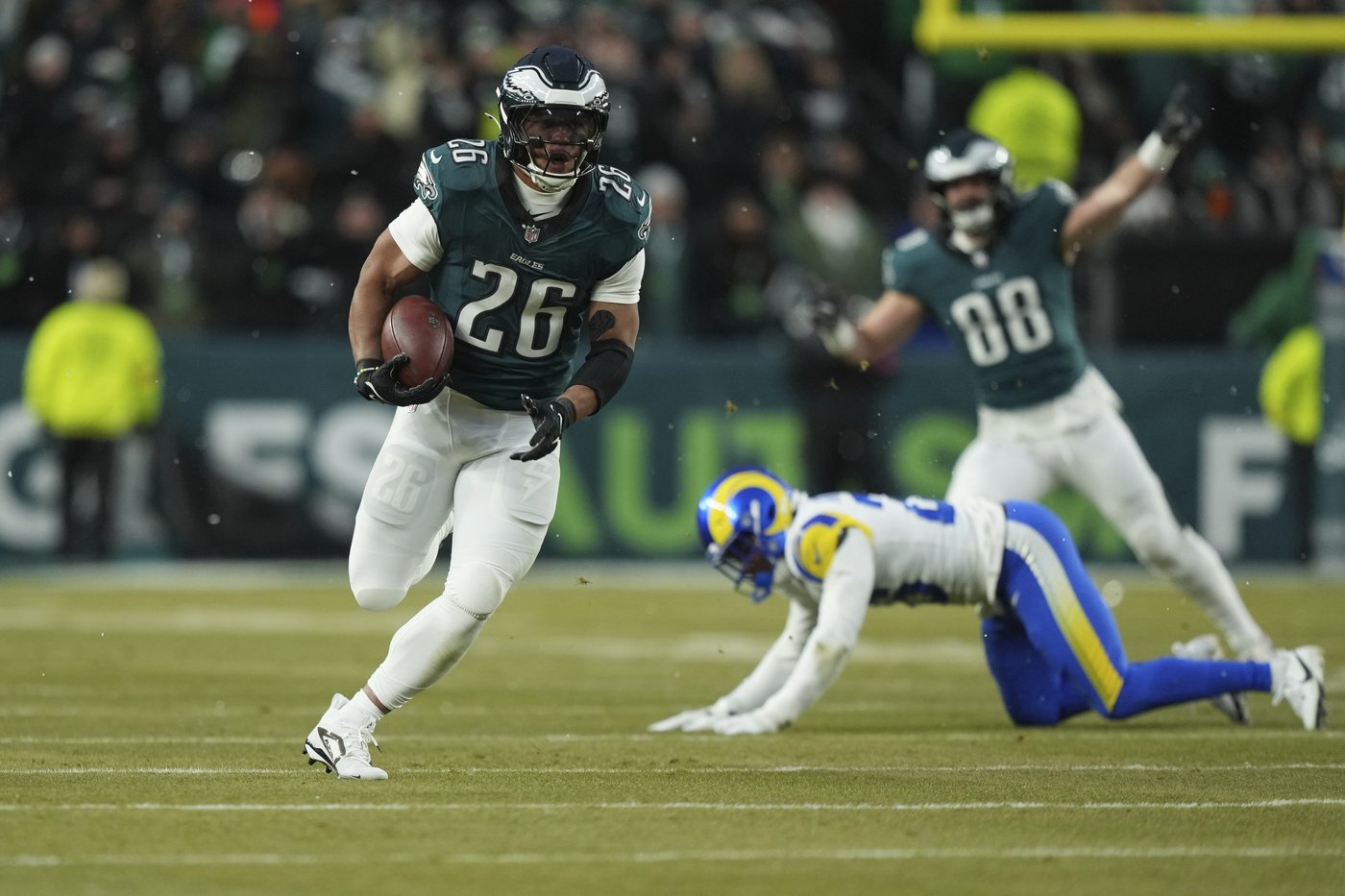 Barkley runs for 78- and 62-yard TDs in the snow and Eagles top Rams 28-22 to head to NFC title game | iNFOnews.ca Barkley runs for 78- and 62-yard TDs in the snow and Eagles top Rams 28-22 to head to NFC title game | iNFOnews.ca