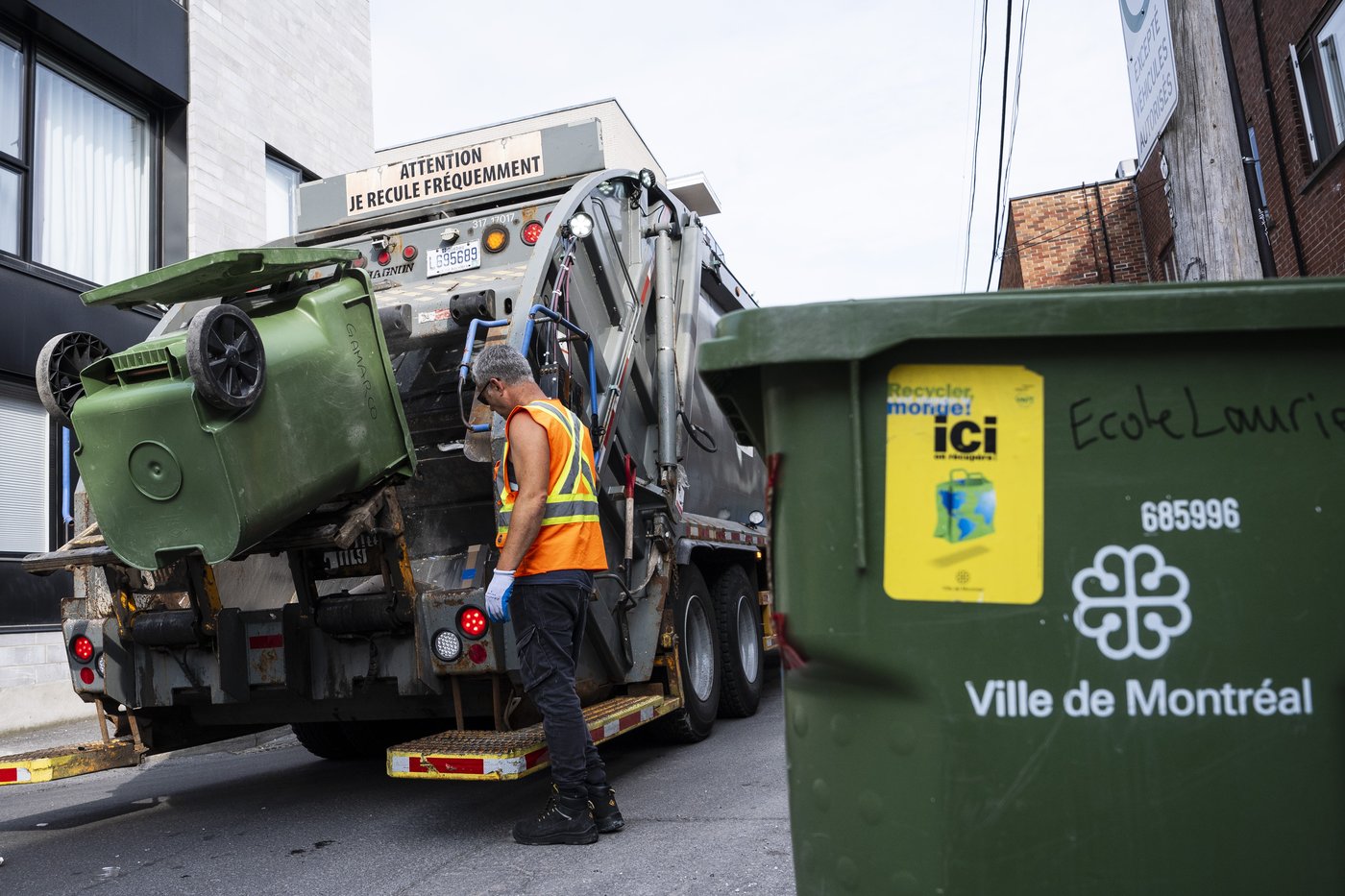 Montreal's move to biweekly trash pick up proving to be a slow process | iNFOnews.ca Montreal's move to biweekly trash pick up proving to be a slow process | iNFOnews.ca