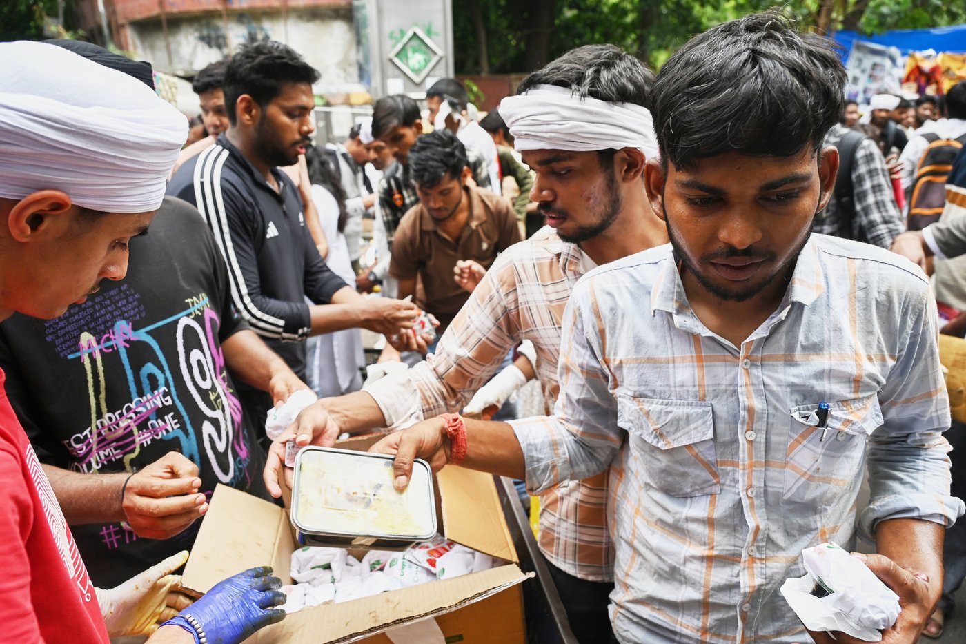 Supporters across India send food via delivery apps to sustain the 'Cockroach' protest | iNFOnews.ca
