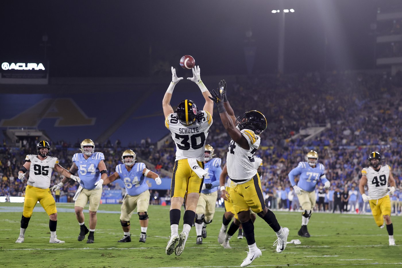 Garbers, Schwesinger lead UCLA past Iowa 20-17 for Bruins' 3rd straight win | iNFOnews.ca