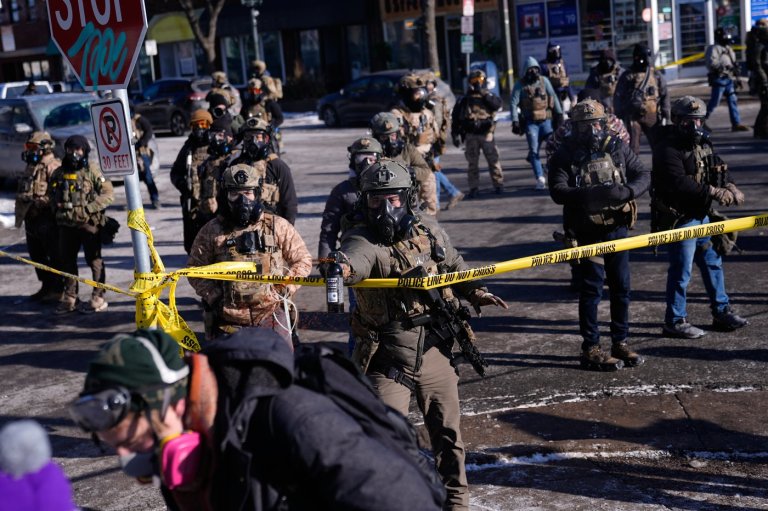 Officers react with crowd after man was killed in Minneapolis amid immigration crackdown, in photos | iNFOnews.ca