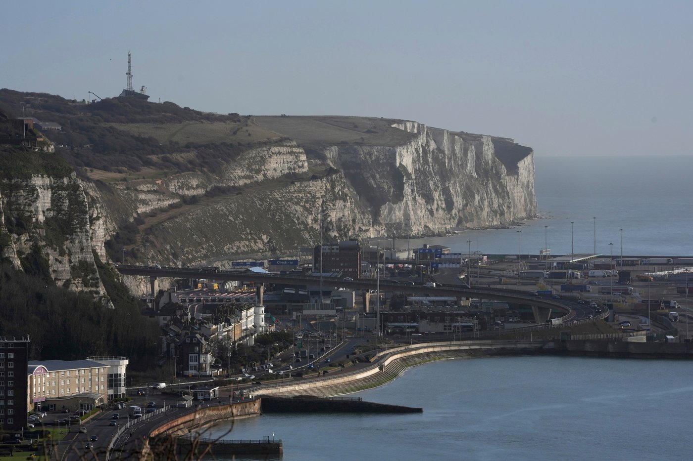 Masked men block roads into Dover port in England in apparent anti-immigrant protest | iNFOnews.ca