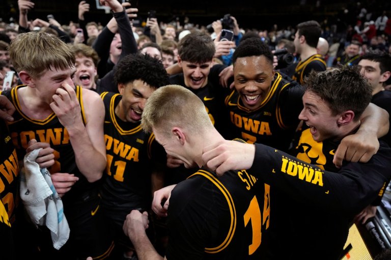 Bennett Stirtz scores 25 points as Iowa downs No. 9 Nebraska, 57-52 | iNFOnews.ca