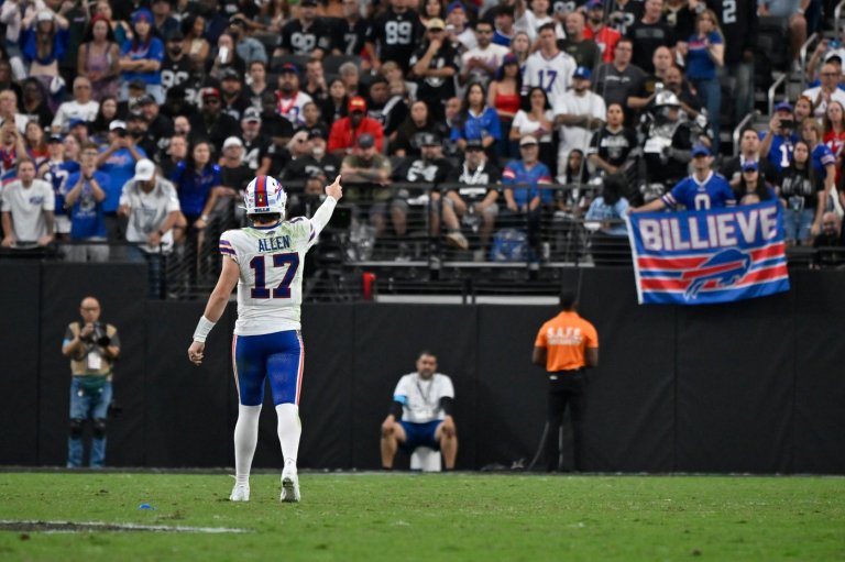 Josh Allen ties Jim Kelly's Bills TD pass record as Buffalo holds off Raiders 33-30 | iNFOnews.ca