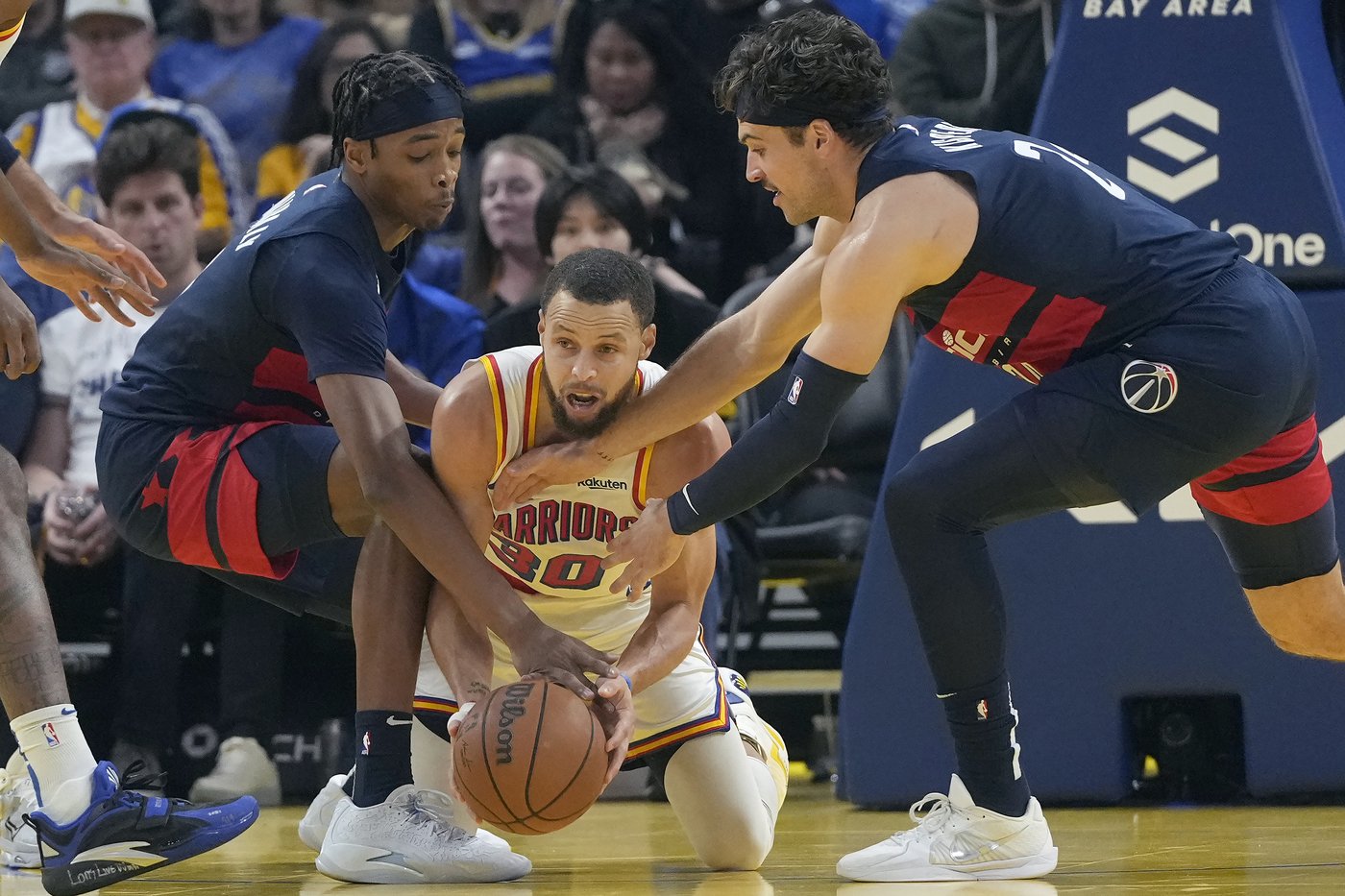 Stephen Curry scores 26 before leaving with ankle injury as Warriors beat Wizards 122-114 | iNFOnews.ca Stephen Curry scores 26 before leaving with ankle injury as Warriors beat Wizards 122-114 | iNFOnews.ca