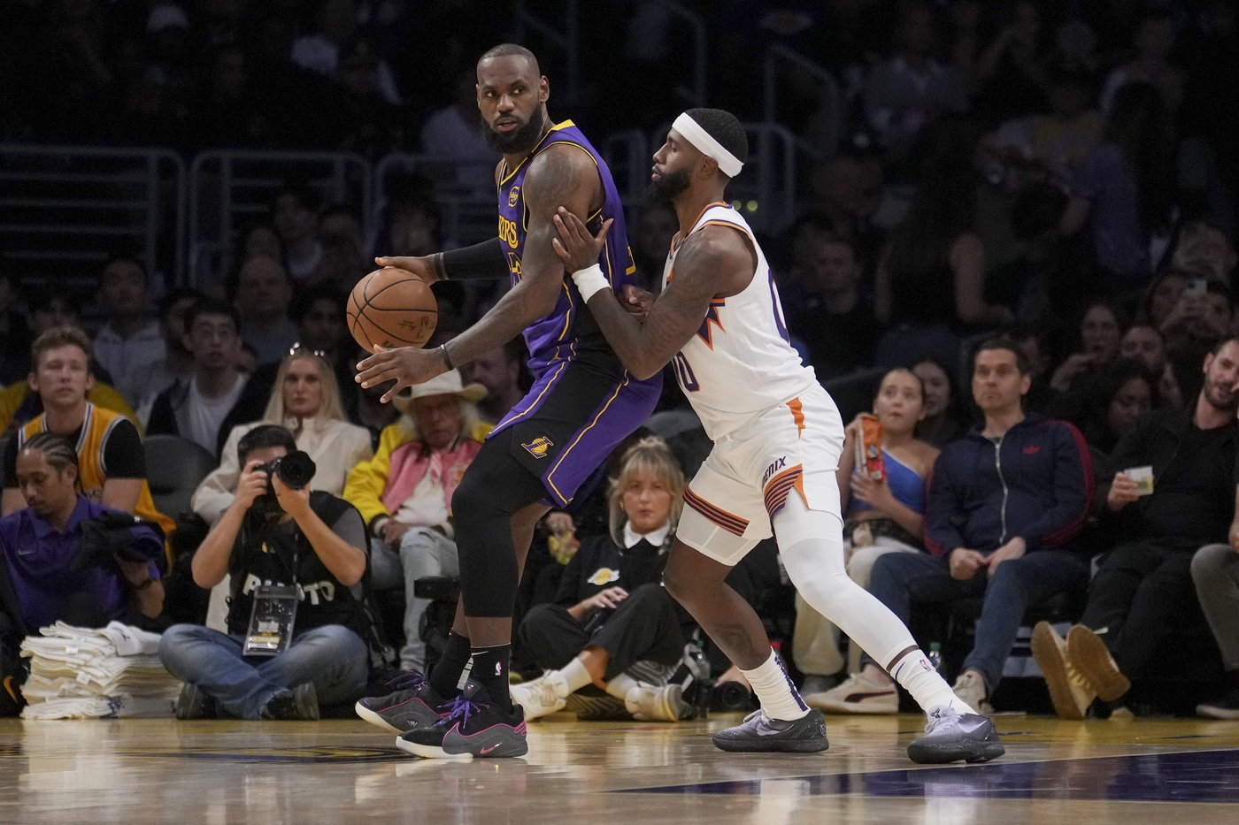 Anthony Davis scores 35 points, the Lakers rally in second half to beat the Suns 123-116 | iNFOnews.ca Anthony Davis scores 35 points, the Lakers rally in second half to beat the Suns 123-116 | iNFOnews.ca