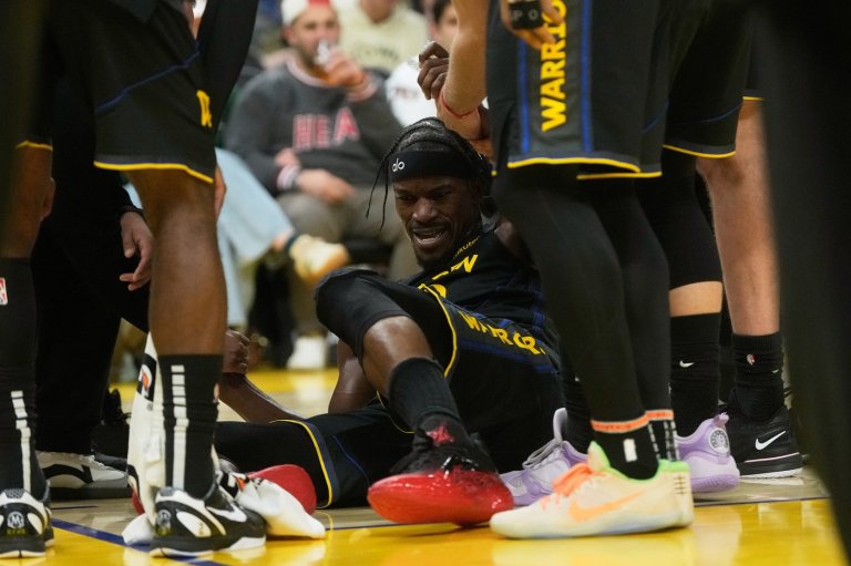 Warriors guard Jimmy Butler goes down with right knee injury in 3rd quarter against Heat | iNFOnews.ca