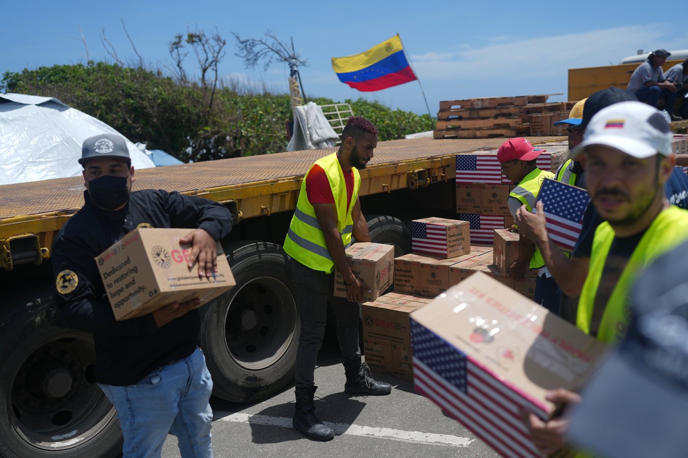 On La Guaira’s beaches, Venezuela quake survivors improvise showers and toilets amid water shortages | iNhome On La Guaira’s beaches, Venezuela quake survivors improvise showers and toilets amid water shortages | iNhome