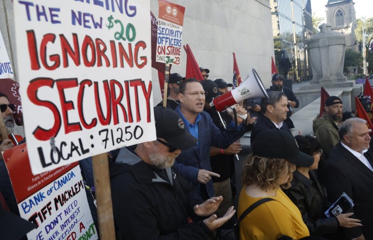 NDP leader says Ottawa breaking labour law as Bank of Canada strike nears 100 days | iNFOnews.ca