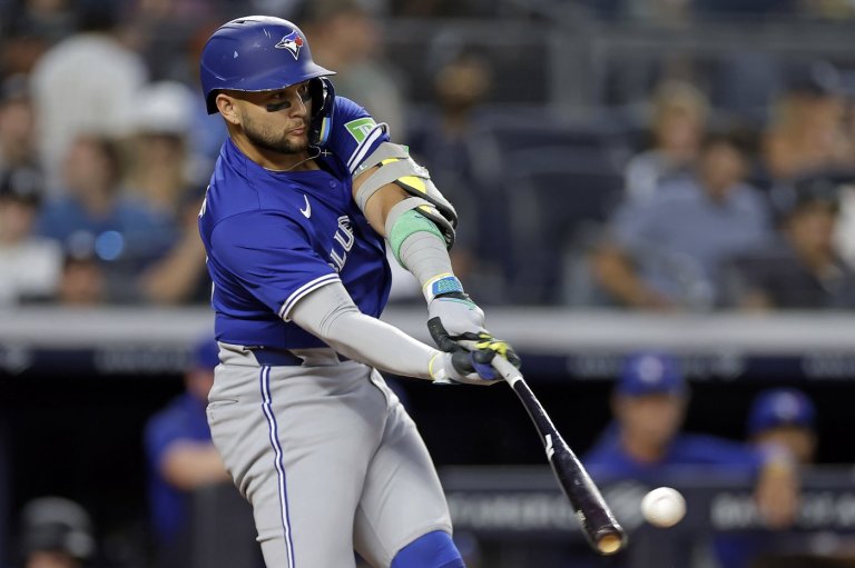Bo Bichette, Anthony Santander take batting practice at Rogers Centre | iNFOnews.ca