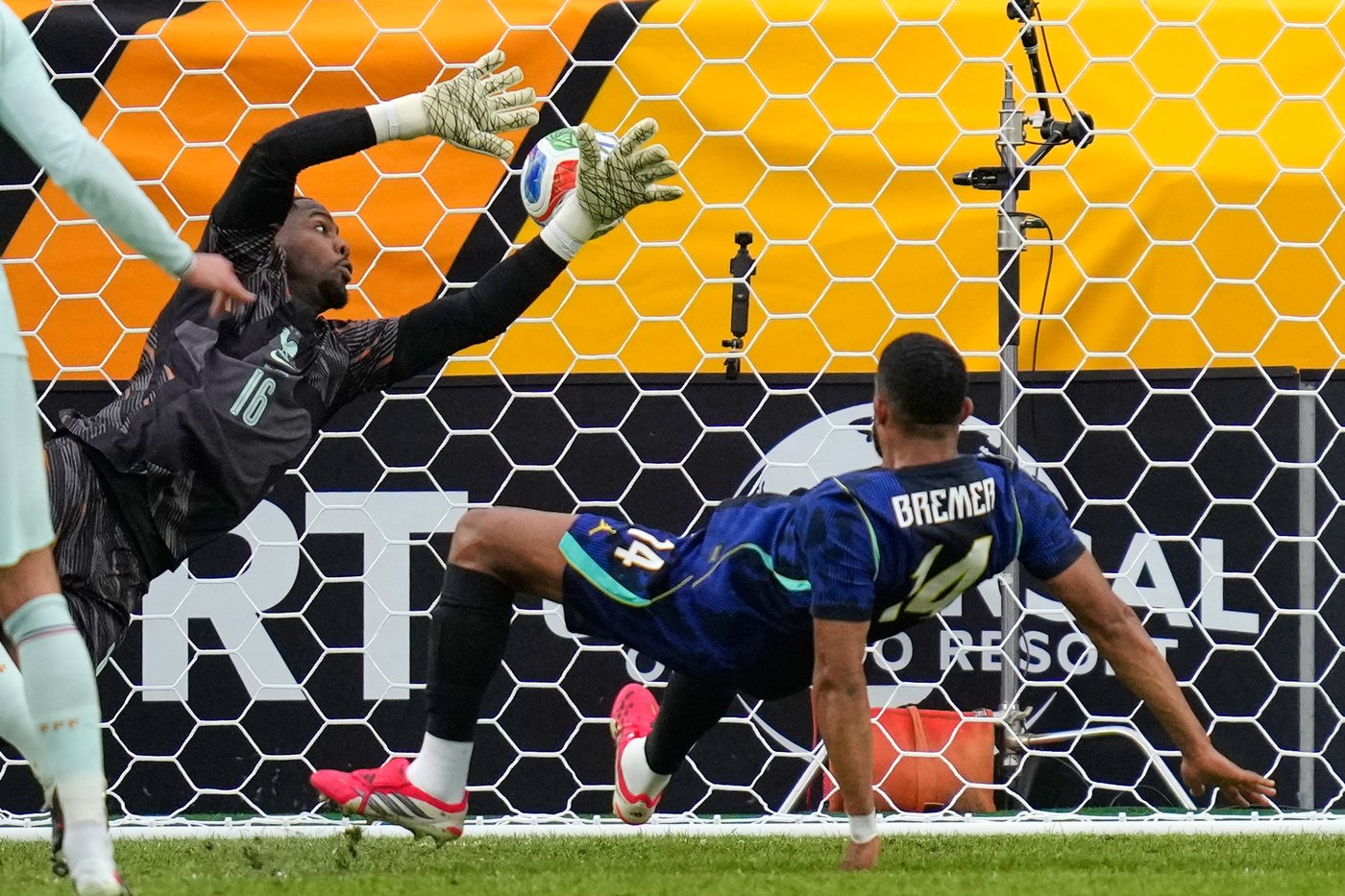 Kylian Mbappé shakes off knee injury and sparks France’s 2-1 World Cup tuneup win over Brazil | iNFOnews.ca Kylian Mbappé shakes off knee injury and sparks France’s 2-1 World Cup tuneup win over Brazil | iNFOnews.ca