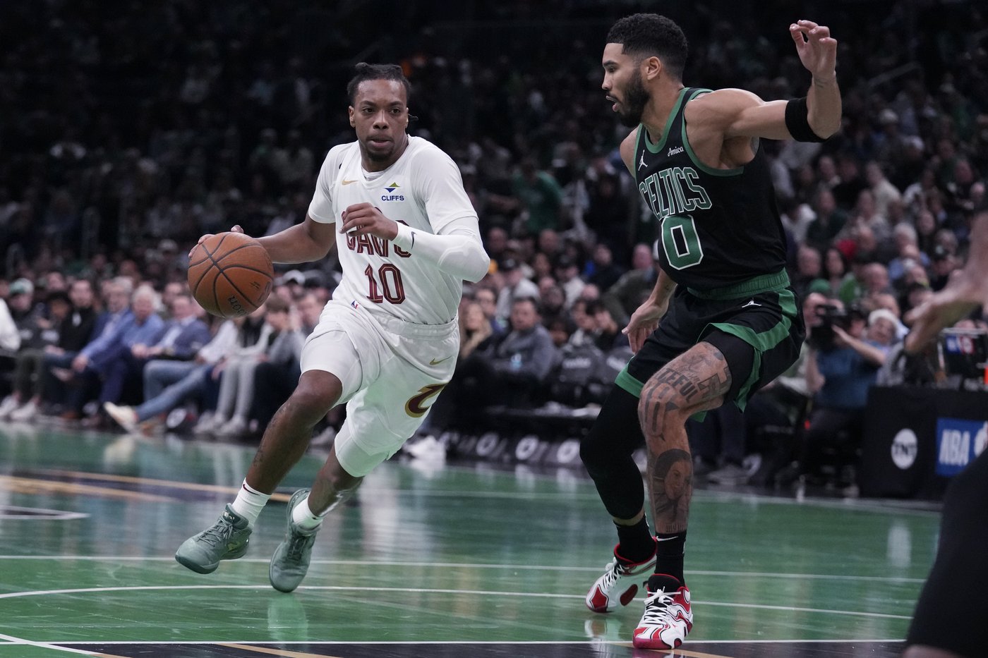 Celtics hand Cavaliers first loss of season, winning 120-117 to end Cleveland's 15-game win streak | iNFOnews.ca