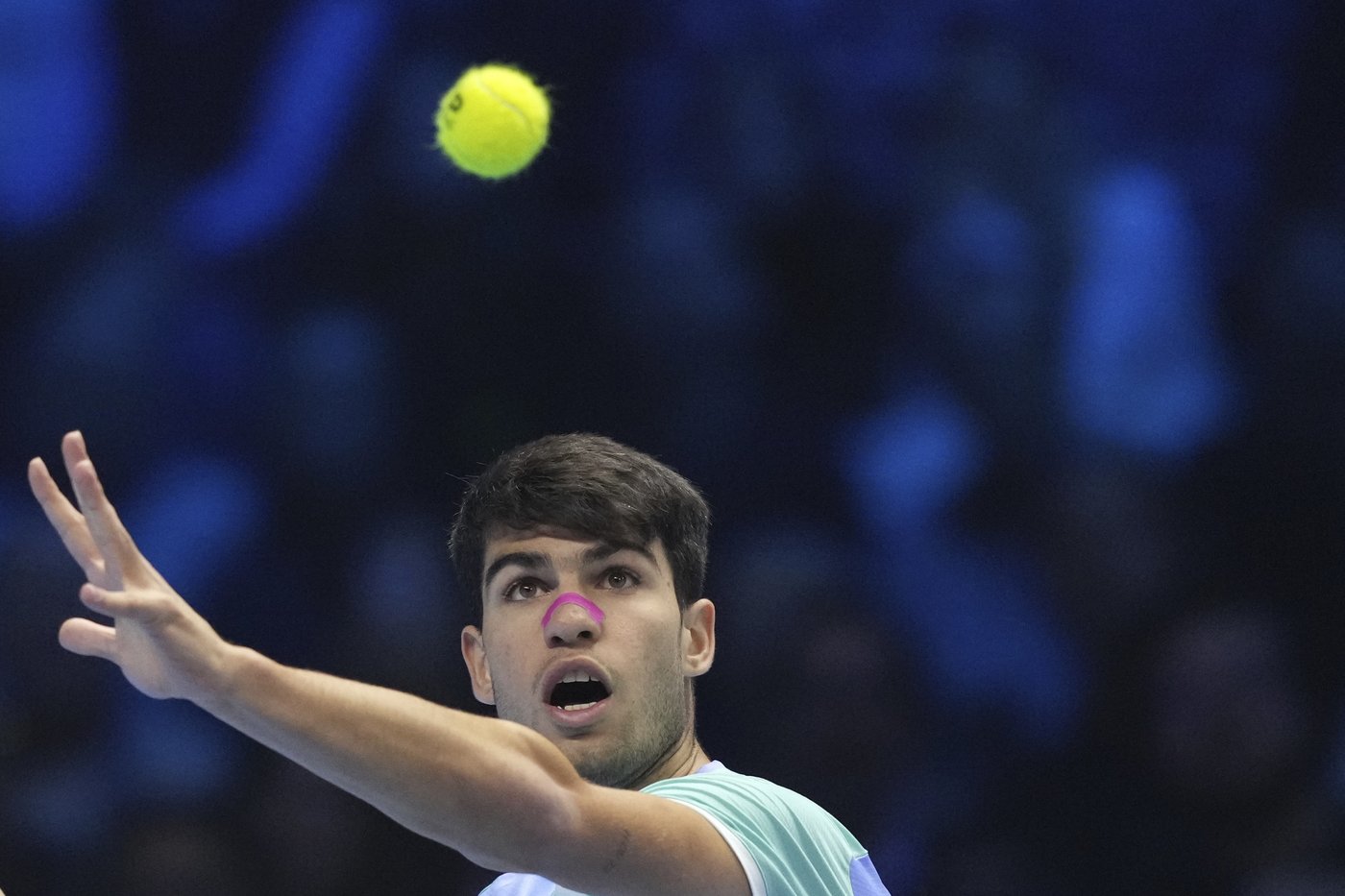 Alcaraz overcomes physical issues to move back into contention at ATP Finals. Zverev wins again | iNFOnews.ca Alcaraz overcomes physical issues to move back into contention at ATP Finals. Zverev wins again | iNFOnews.ca