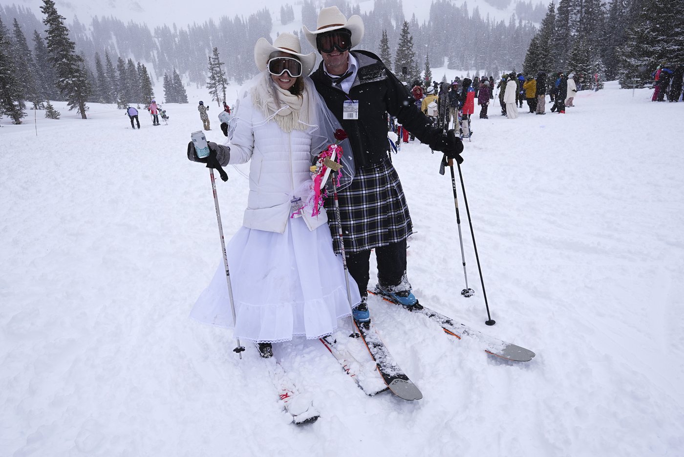 Dozens of couples get hitched at snowy Colorado ski resort on Valentine's Day | iNFOnews.ca Dozens of couples get hitched at snowy Colorado ski resort on Valentine's Day | iNFOnews.ca