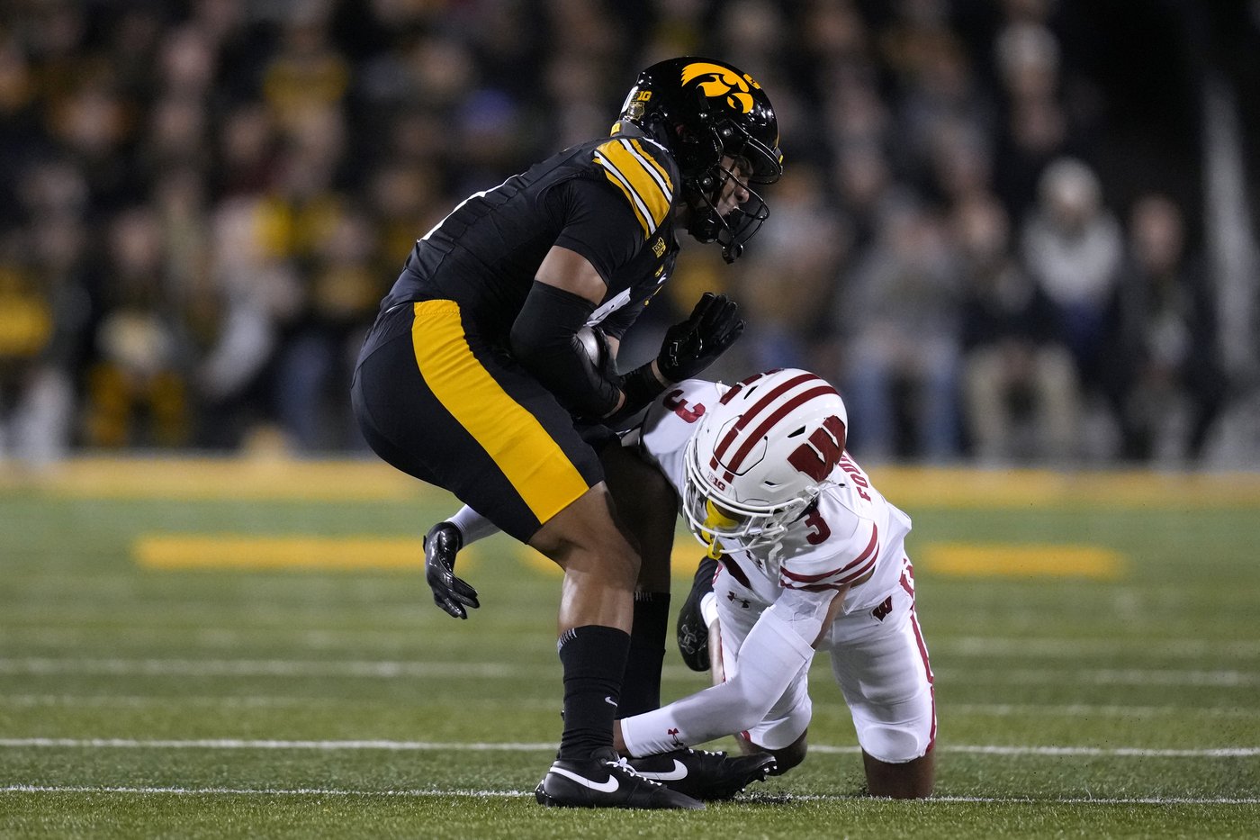 Kaleb Johnson scores 3 TDs, rushes for 135 yards in Iowa's 42-10 win over Wisconsin | iNFOnews.ca Kaleb Johnson scores 3 TDs, rushes for 135 yards in Iowa's 42-10 win over Wisconsin | iNFOnews.ca