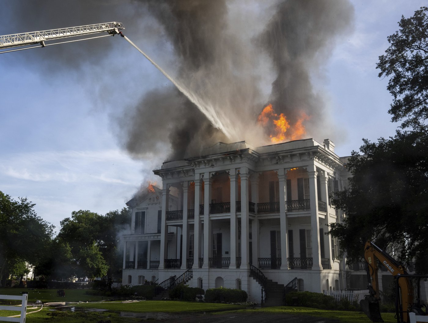 Fire destroys a sprawling mansion on a former Louisiana sugar plantation | iNFOnews.ca