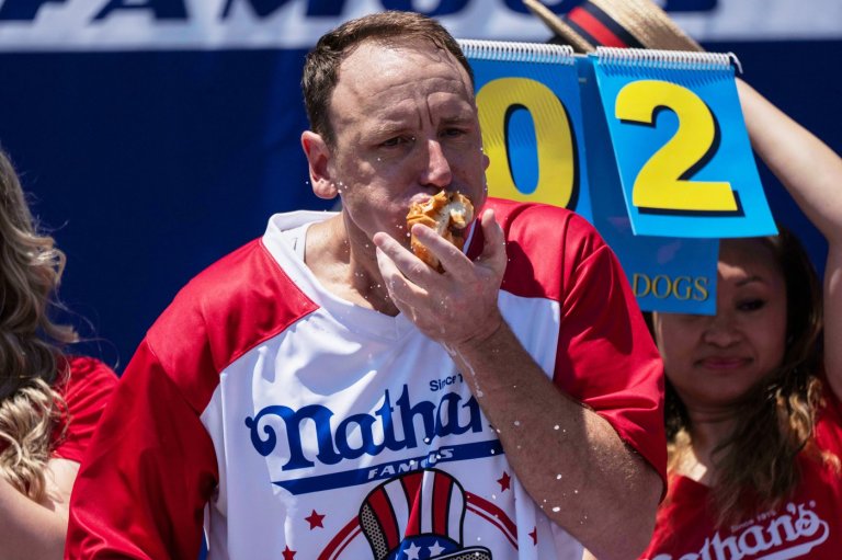 Joey Chestnut to defend hot dog eating title while on probation after pleading guilty to battery | iNFOnews.ca