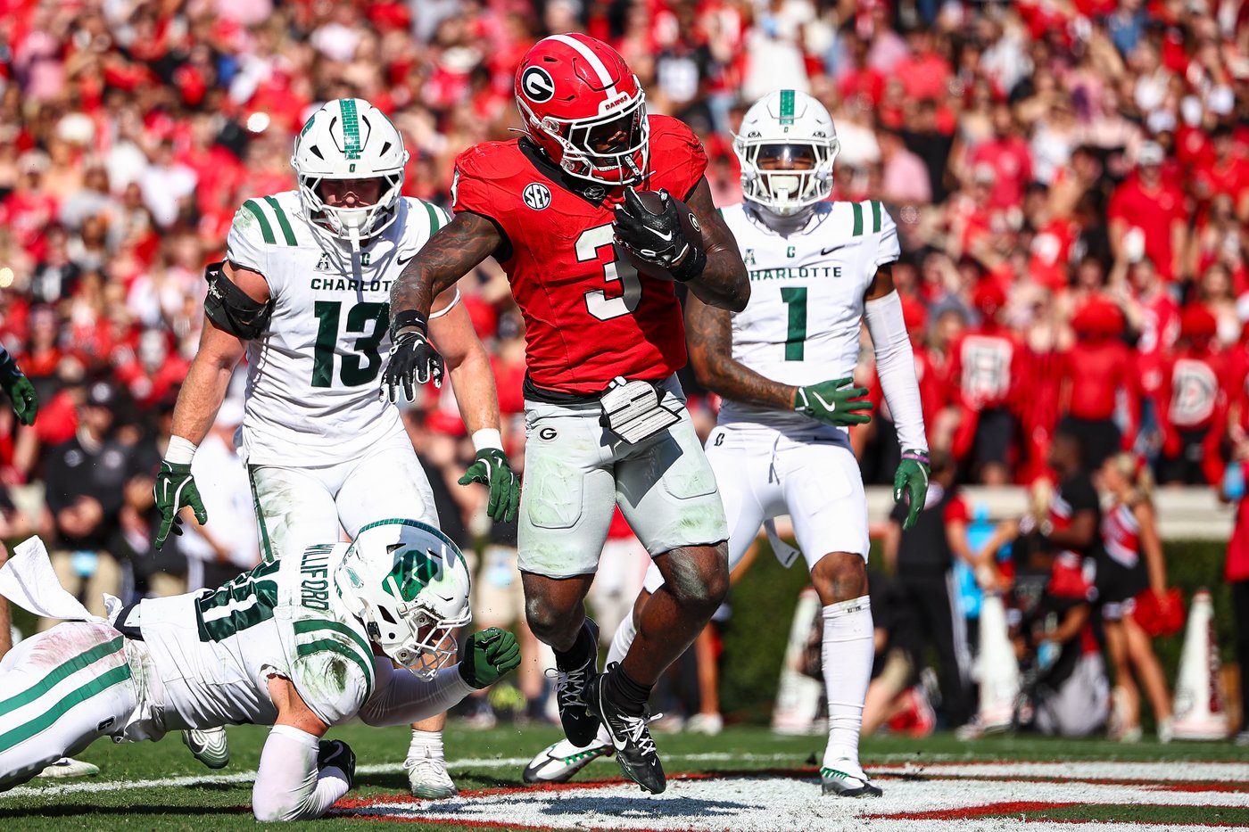 Walker runs for 3 TDs and Frazier adds 2 scoring runs as No. 4 Georgia overwhelms Charlotte 35-3 | iNFOnews.ca