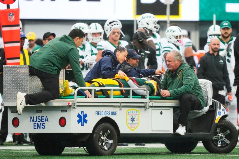 Packers' Jayden Reed and Zach Bako-Bewele carted off on consecutive plays vs Jets | iNFOnews.ca