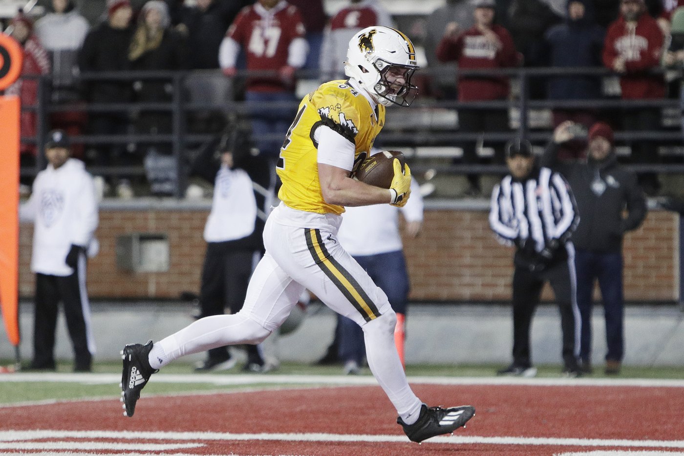 Evan Svoboda throws late TD pass to John Michael Gyllenborg as Wyoming beats Washington State 15-14 | iNFOnews.ca