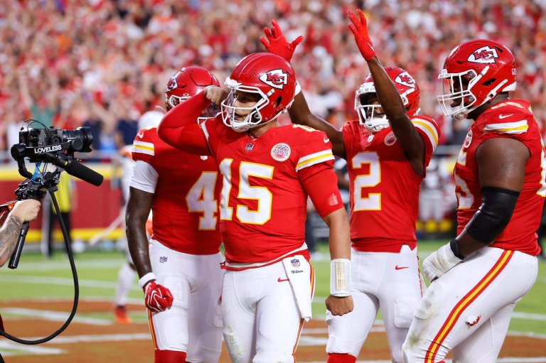 Walker runs all over Denver, Mahomes looks healthy as Chiefs beat up Broncos 31-10 | iNFOnews.ca