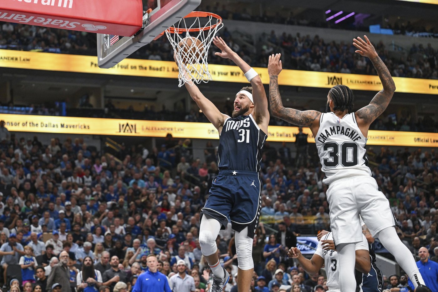 Klay Thompson sets 3s record for Dallas debut in Mavs win after 13 seasons with Warriors | iNFOnews.ca