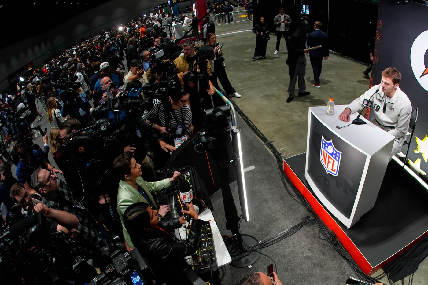 Patriots and Seahawks kick off Super Bowl festivities with a quieter, calmer, tamer Opening Night | iNFOnews.ca Patriots and Seahawks kick off Super Bowl festivities with a quieter, calmer, tamer Opening Night | iNFOnews.ca