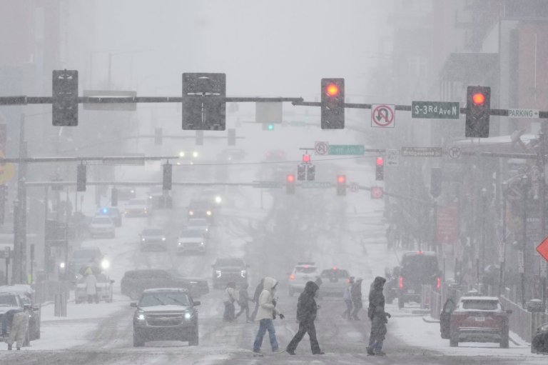 People brace themselves for the winter storm moving across the US, in photos | iNFOnews.ca