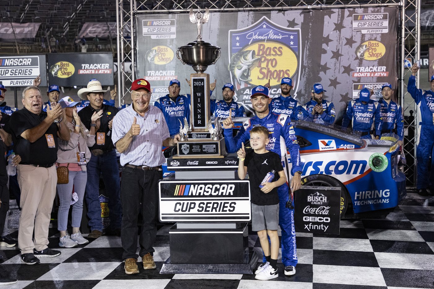 Kyle Larson wins at Bristol as 2 former NASCAR champions eliminated from playoffs | iNFOnews.ca