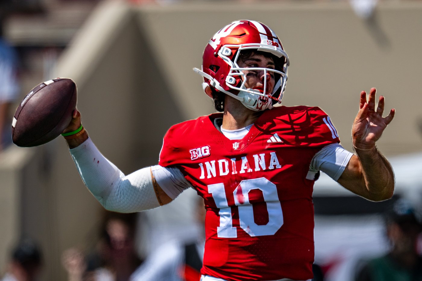 Josh Hoover shined in his Hoosiers debut, and he made it look gritty with a busted nose | iNFOnews.ca Josh Hoover shined in his Hoosiers debut, and he made it look gritty with a busted nose | iNFOnews.ca