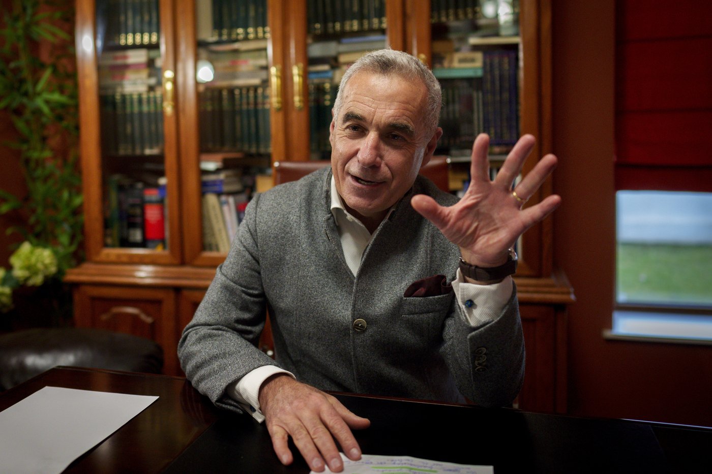 Romania's surprise front-runner says he's not pro-Russia. But Romania alleges he had Moscow's help | iNFOnews.ca
