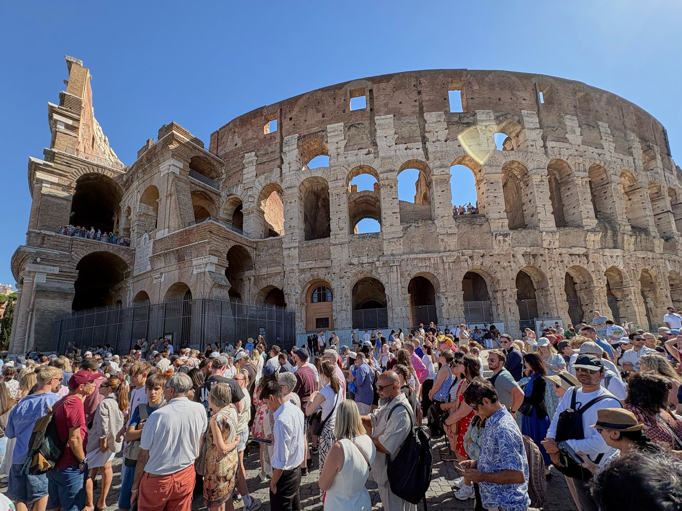Rome's Colosseum closes for two days after a worker plunges to his death | iNFOnews.ca Rome's Colosseum closes for two days after a worker plunges to his death | iNFOnews.ca