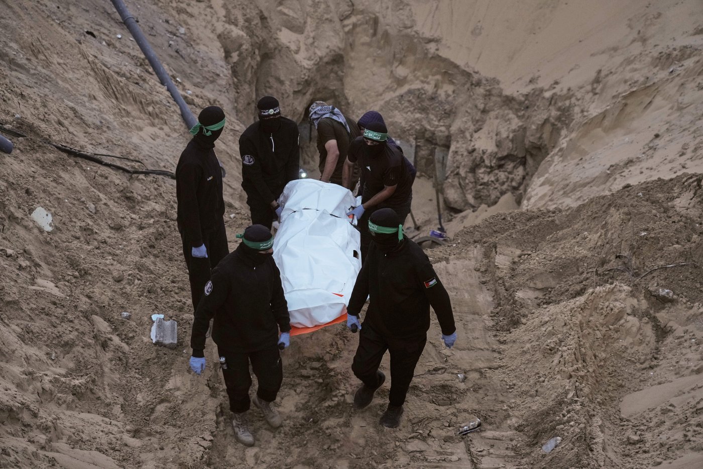 Palestinian militants hand over remains of two more hostages to Red Cross in Gaza | iNFOnews.ca Palestinian militants hand over remains of two more hostages to Red Cross in Gaza | iNFOnews.ca
