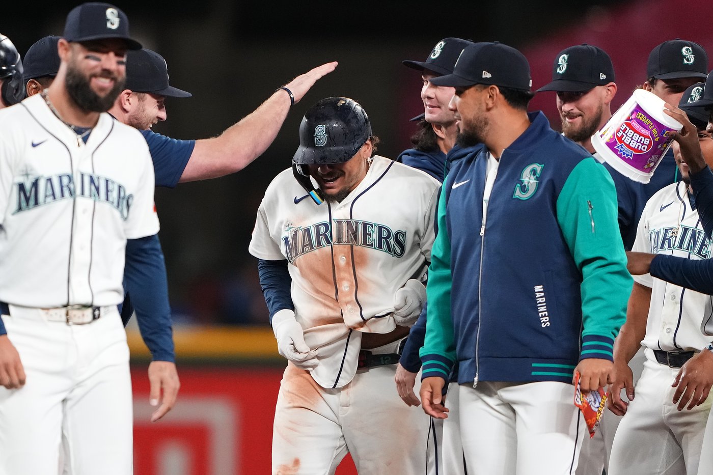 Mariners rally past Astros 6-5 in 10 innings to keep faint playoff hopes alive | iNFOnews.ca