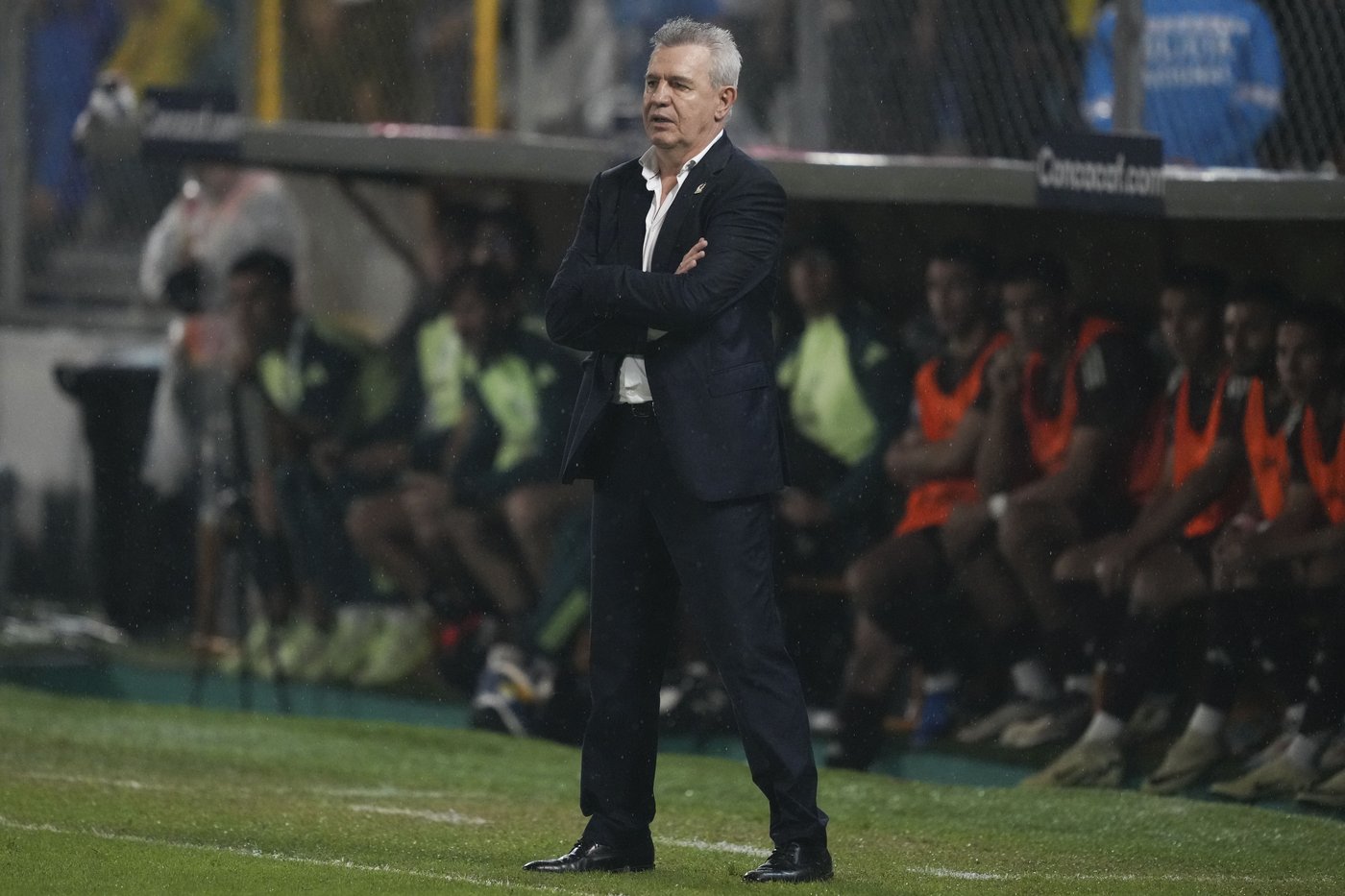 Mexico soccer coach Aguirre hit in head by an object thrown from the stands in Honduras | iNFOnews.ca