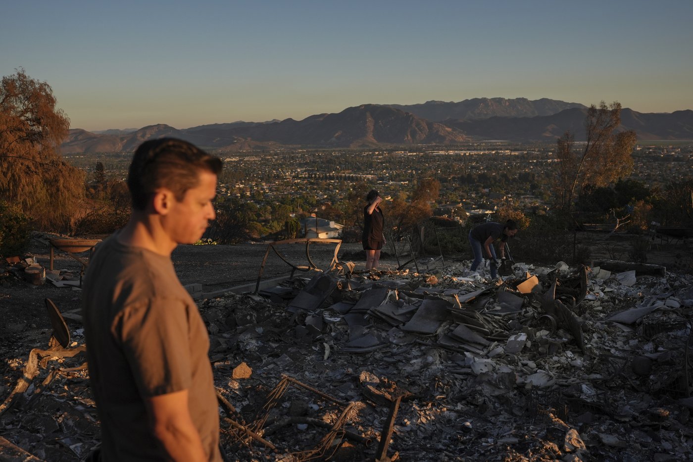 Fire officials describe harrowing conditions as Southern California wildfire exploded | iNFOnews.ca