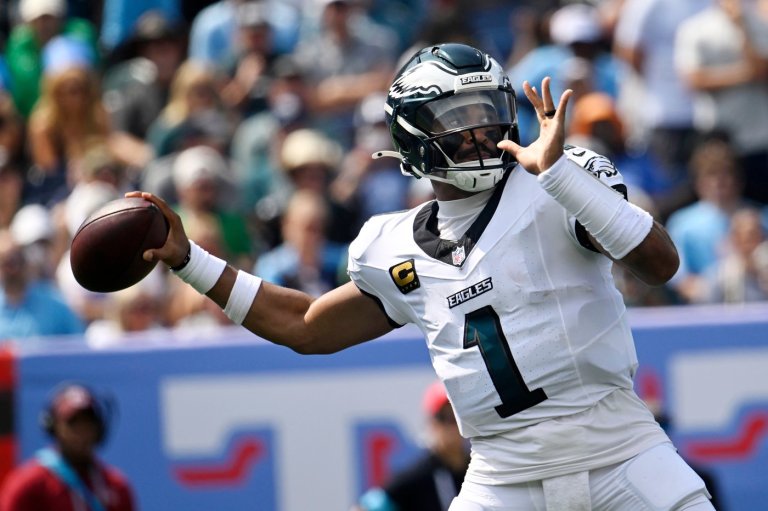 Jalen Hurts hits Darius Cooper for TD with 9 seconds left to lift the Eagles past the Titans 24-20 | iNFOnews.ca