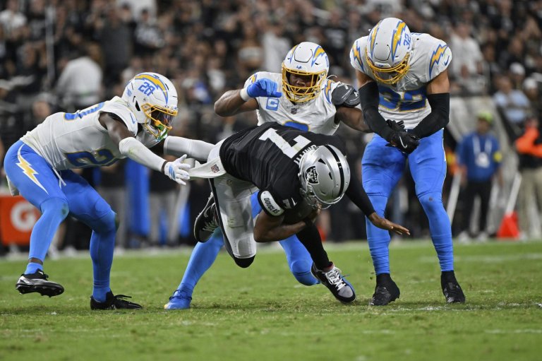 Not even Tom Brady in the booth can bolster Raiders' offense in 20-9 loss to Chargers | iNFOnews.ca