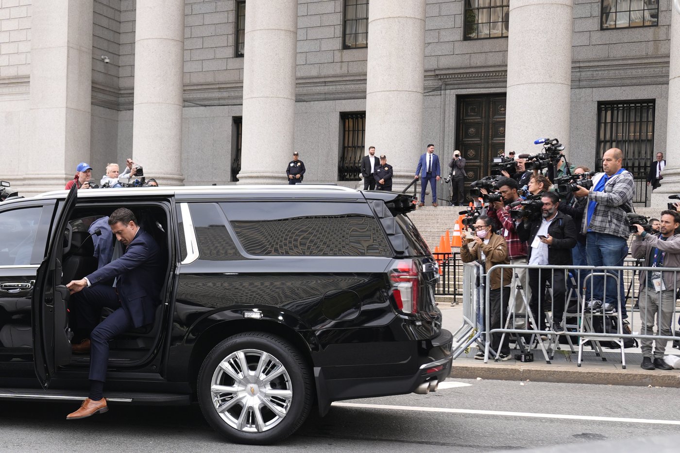 Prosecutors say they may bring additional charges against New York City mayor and indict others | iNFOnews.ca