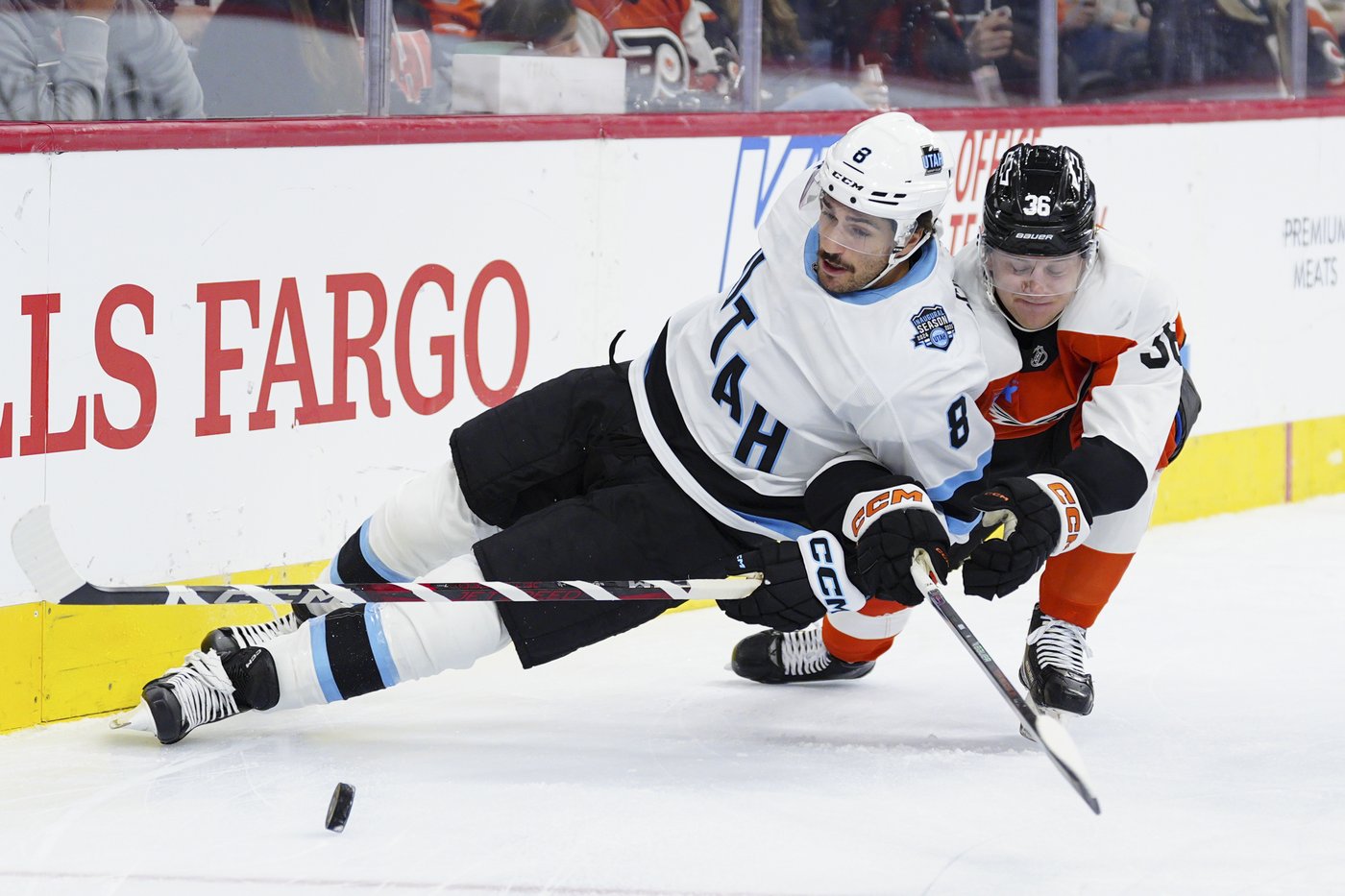 Logan Cooley breaks tie on power play, helps Utah beat the Flyers 4-2 | iNFOnews.ca