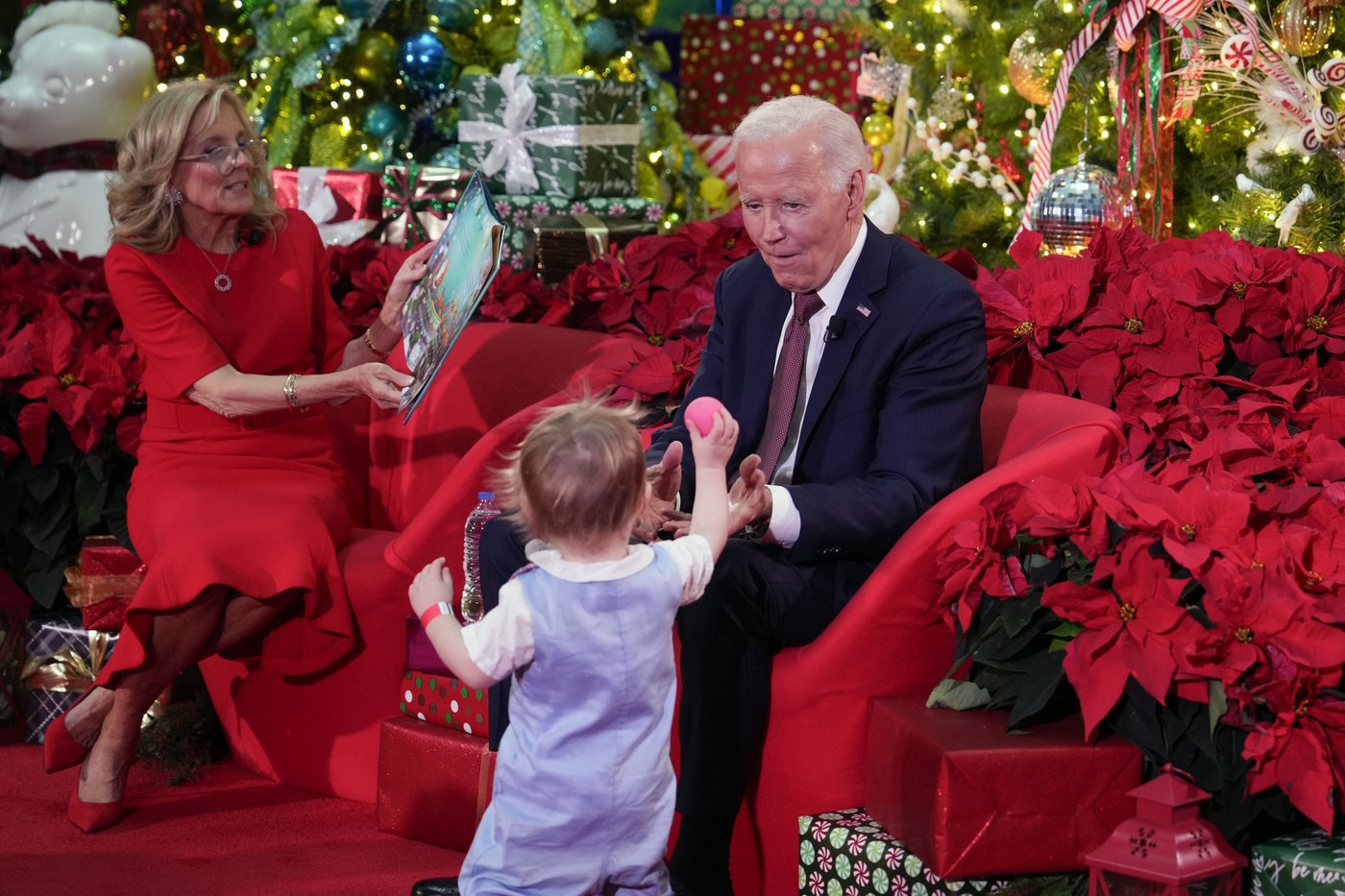 Biden and the first lady bring holiday cheer to patients and families at a children's hospital | iNFOnews.ca