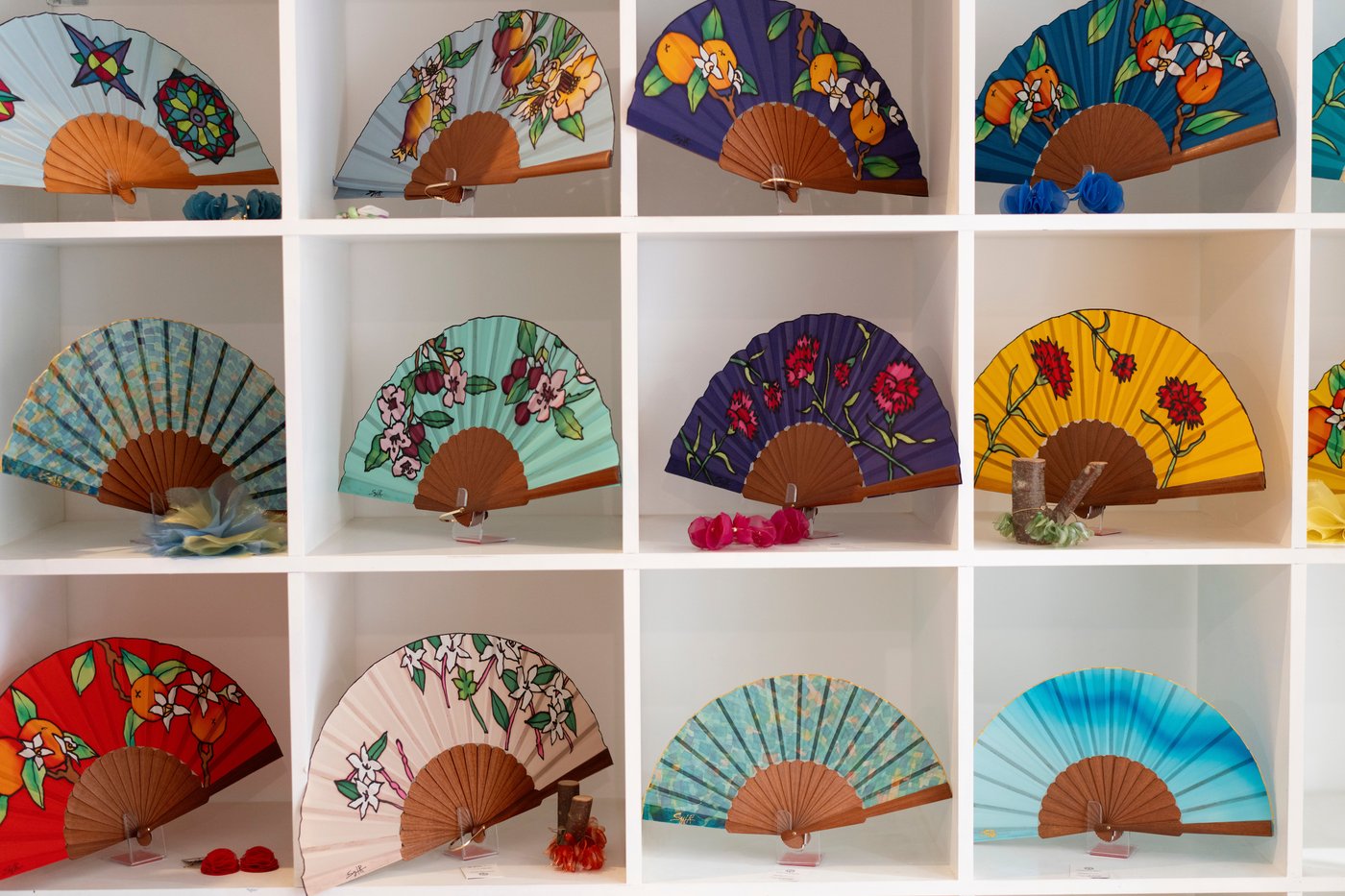 Old-fashioned hand fans make a comeback as Spain swelters, in photos | iNFOnews.ca