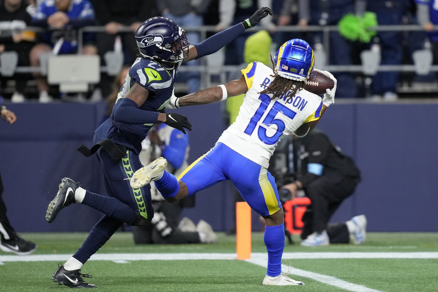 Demarcus Robinson's one-handed catch in OT gives Rams 26-20 win over Seahawks | iNFOnews.ca Demarcus Robinson's one-handed catch in OT gives Rams 26-20 win over Seahawks | iNFOnews.ca