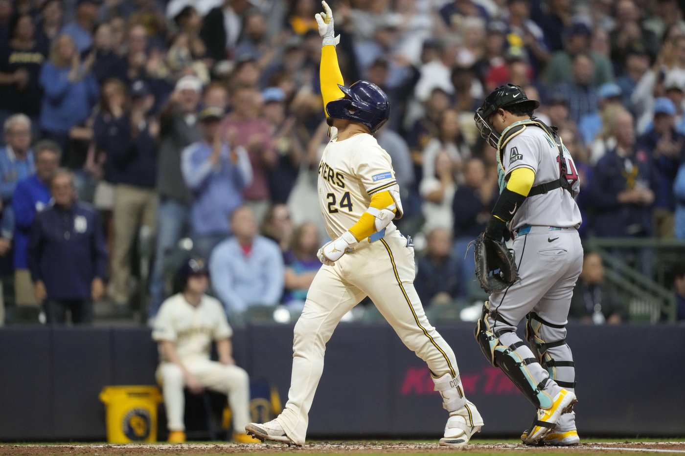 Isaac Collins' sacrifice fly lifts Brewers past Diamondbacks 9-8 after blowing 6-run lead | iNFOnews.ca Isaac Collins' sacrifice fly lifts Brewers past Diamondbacks 9-8 after blowing 6-run lead | iNFOnews.ca