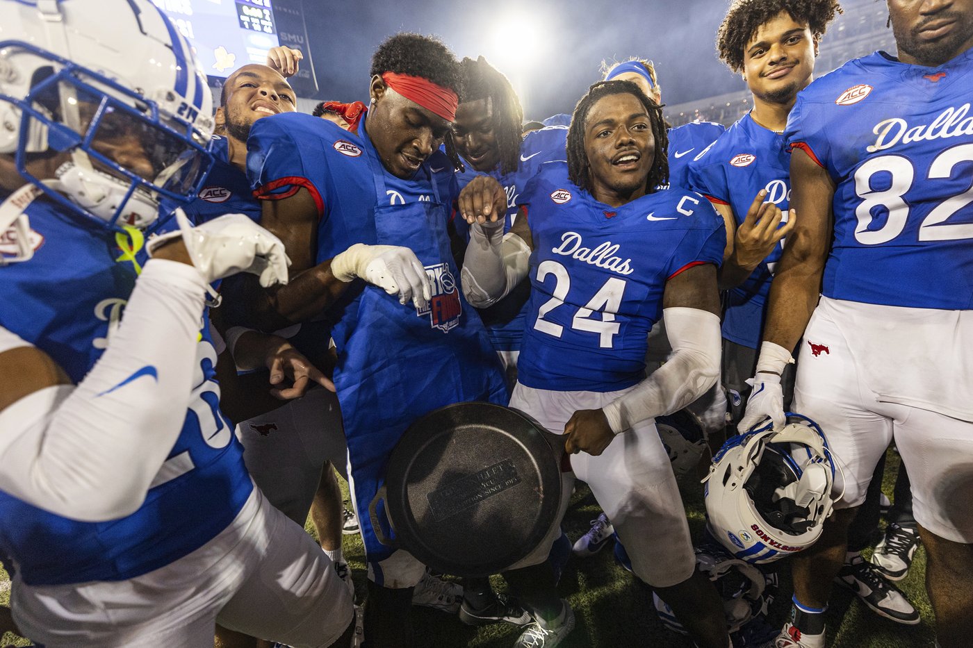 SMU gets 4 TDs from Smith and three more with offense watching, beats TCU 66-42 after Dykes ejected | iNFOnews.ca